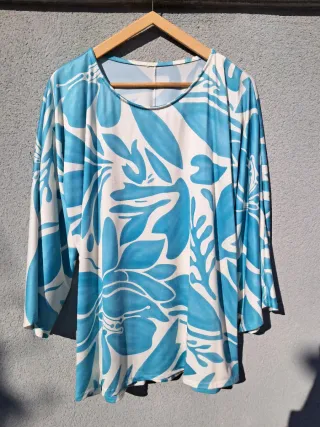 Blusa estampada floral turquesa y blanco