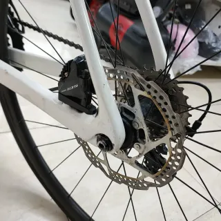 Bicicleta de carretera Orbea blanca