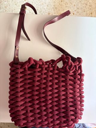 Bolso saco tejido burdeos