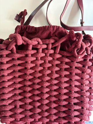 Bolso saco tejido burdeos