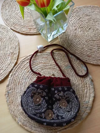 Bolso de mano bordado Zara