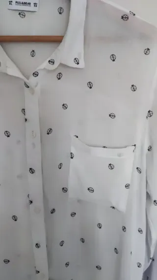 Camisa blanca estampado mariquitas en negro
