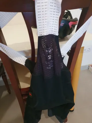 Casco Spiuk Negro y Rosa + culote + zapatillas.