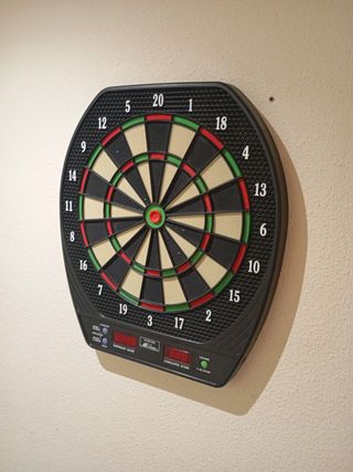 Diana electrónica de dardos le falta el cargador.