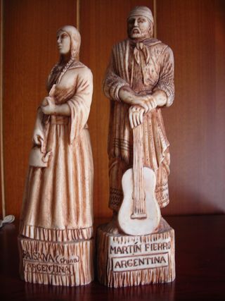 Figura Martín Fierro con Guitarra - Argentina