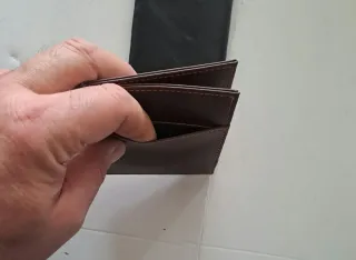 2 Portafogli: Marrone Nuovo, Nero Usato