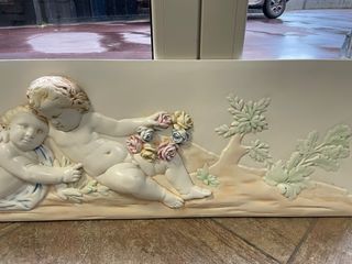 Bassorilievo decorativo putti e fiori in gesso