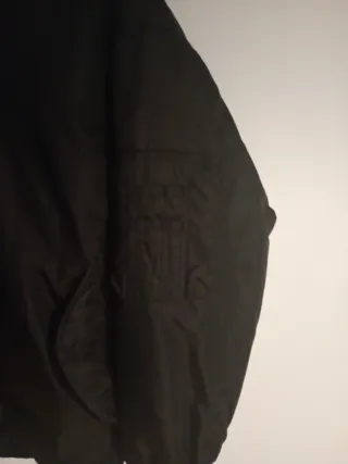 Chaqueta azul marino con capucha de pluma y plumón