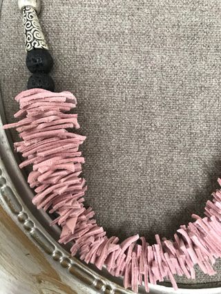 Collar corto piel reciclada y lava