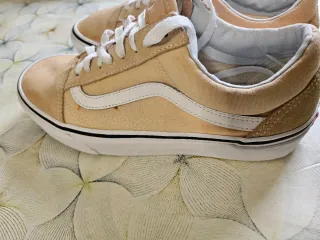 Zapatillas Vans Beige y Blanco. Con 1 mancha