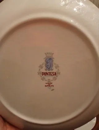 Vajilla de porcelana con peces dorados