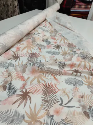Tela estampada floral tropical