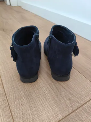 Botines ante azul marino con pompón talla 40