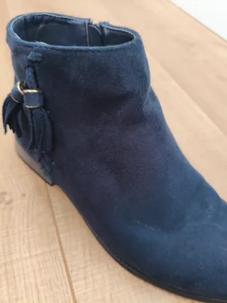 Botines ante azul marino con pompón talla 40