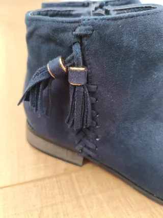 Botines ante azul marino con pompón talla 40