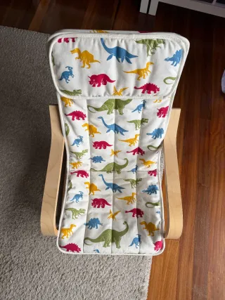 Sillón infantil IKEA Poäng estampado dinosaurios
