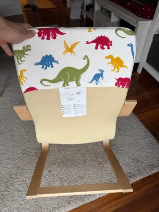 Sillón infantil IKEA Poäng estampado dinosaurios