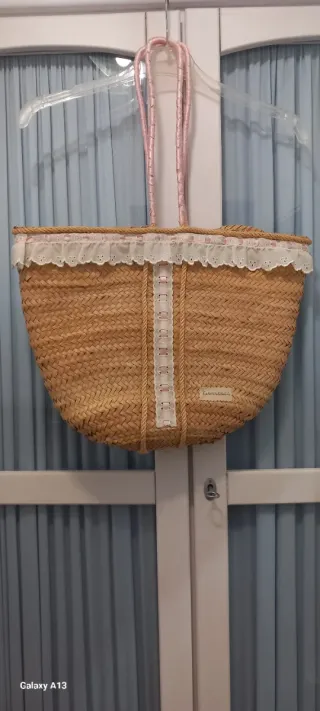 Cesto de mimbre con asa larga y detalles rosas