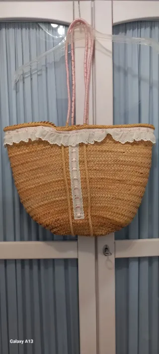 Cesto de mimbre con asa larga y detalles rosas