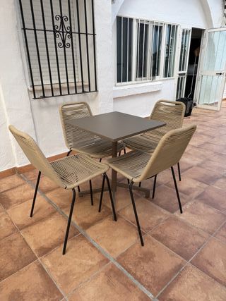 Mesa y 4 sillas de exterior