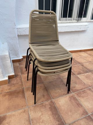 Mesa y 4 sillas de exterior