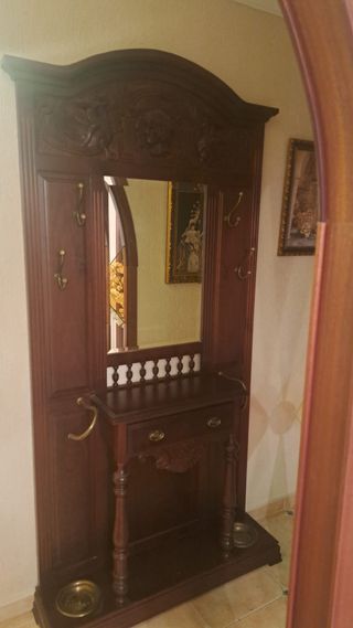 Recibidor de madera tallada