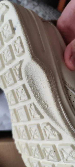 Zuecos de trabajo blancos perforados.