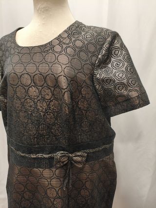 Vestido elegante negro relieve