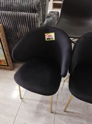 Silla terciopelo negro patas doradas