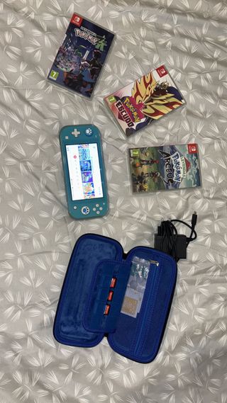Nintendo Switch Lite + 3 Pokémon + Extra