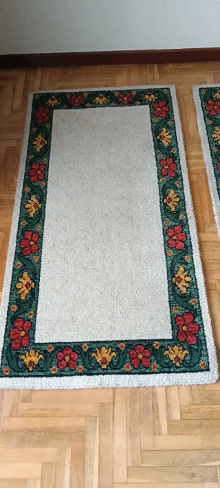 Juego de 2 alfombras con flores