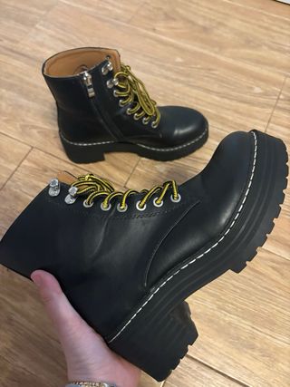 Stivali neri con lacci