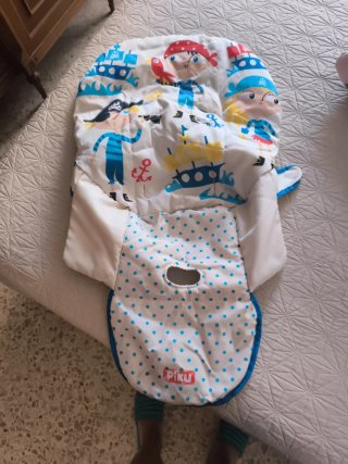 Trona de bebé blanca y azul funda guardada