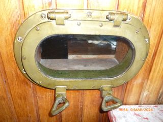 Boccaporto marinaro antico in ottone e vetro