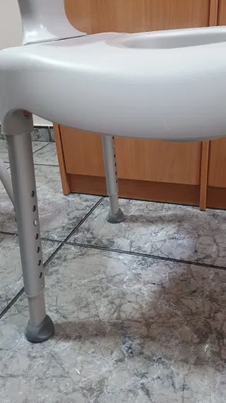 Silla elevable para lavabo Etac