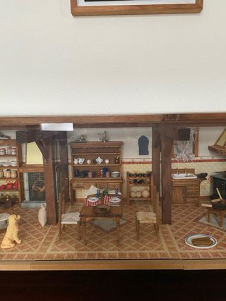 Casa delle bambole con cucina in miniatura