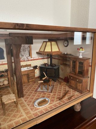 Casa delle bambole con cucina in miniatura