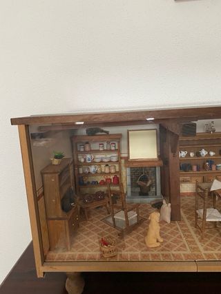 Casa delle bambole con cucina in miniatura