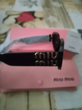 Gafas de sol Miu Miu negras y rosas