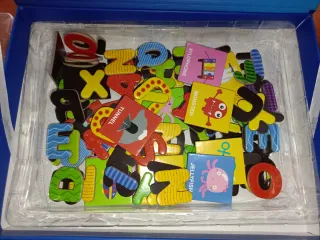 Juego de letras magnéticas para niños.