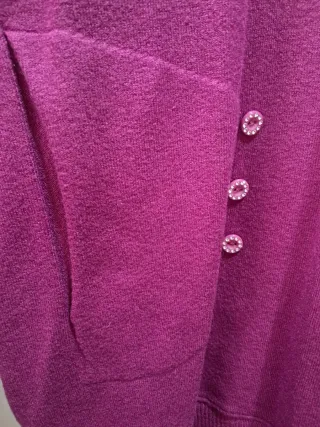 Jersey morado con bolsillos y botones