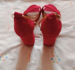 Zapatos de tacón BESTELLE rojos y dorados