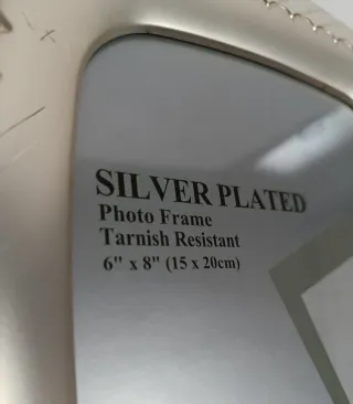 Marco de fotos plateado con relieve