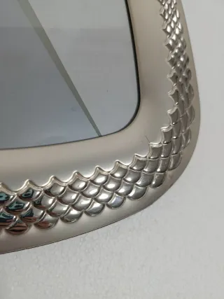 Marco de fotos plateado con relieve