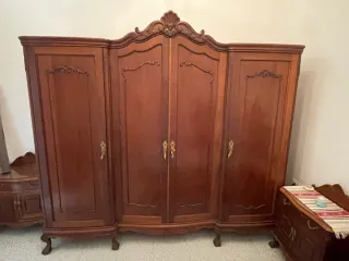 Armario clásico de madera