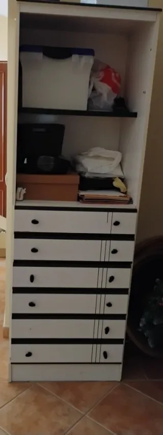 Librería con cajones de madera