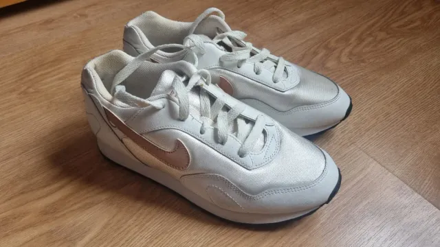 Zapatillas Nike Blancas y Doradas