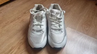 Zapatillas Nike Blancas y Doradas