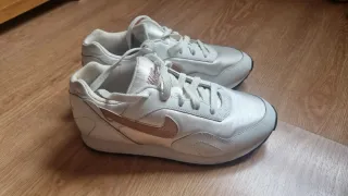 Zapatillas Nike Blancas y Doradas