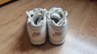 Zapatillas Nike Blancas y Doradas